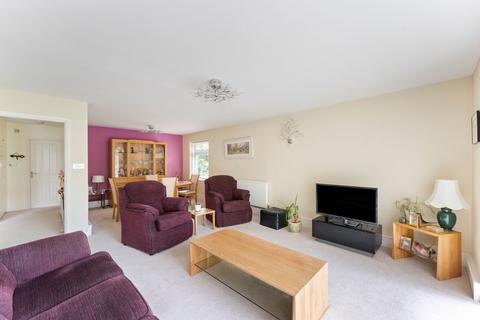 Albany Crescent, Claygate, KT10 2 bed flat for sale