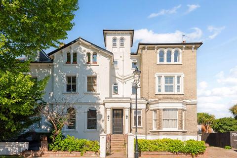 Copthall Gardens, Twickenham 1 bed flat for sale
