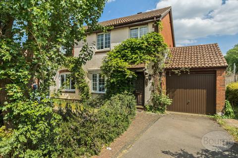 St. Peters Gardens, Wrecclesham... 3 bed semi