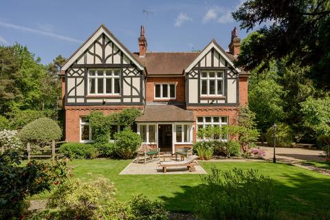 6 bedroom semi-detached house for sale