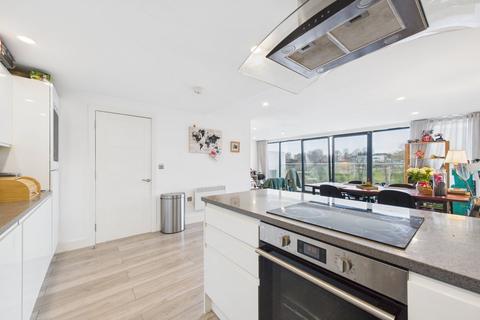 Swan Court., Hemel Hempstead, HP1 3 bed apartment for sale