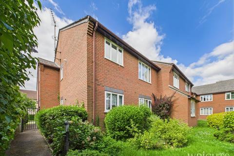 Flat  Dickens Court, HATFIELD AL10 2 bed flat for sale