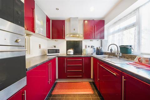 Beechcroft Close, Heston TW5 3 bed end of terrace house for sale