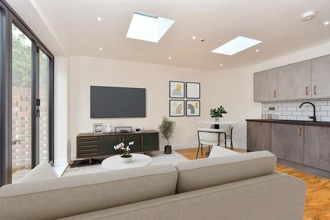 Whiting Close, Welling DA16 2 bed detached bungalow for sale