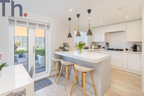 Newport PO30 4 bed detached house for sale