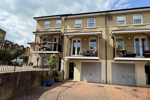Denmark Road, Cowes 3 bed mews for sale