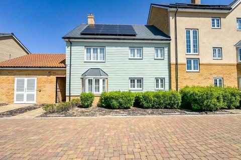 Henry Crescent, Rochford SS4 2 bed flat for sale