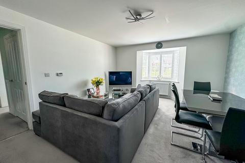 Henry Crescent, Rochford SS4 2 bed flat for sale