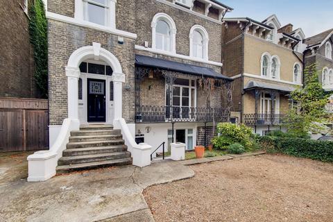Kidbrooke Park Road, Blackheath... 2 bed flat for sale