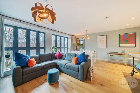 Millbank Close, Farnham, Surrey, GU9 3 bed townhouse for sale