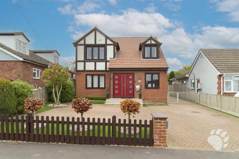 Waverley Crescent, Wickford SS11 4 bed detached house for sale