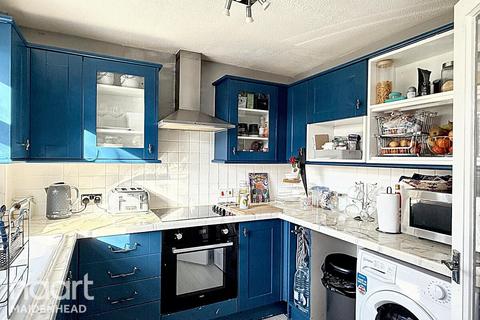 Cobblers Close, SLOUGH 2 bed flat for sale