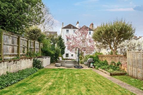 5 bedroom semi-detached house for sale