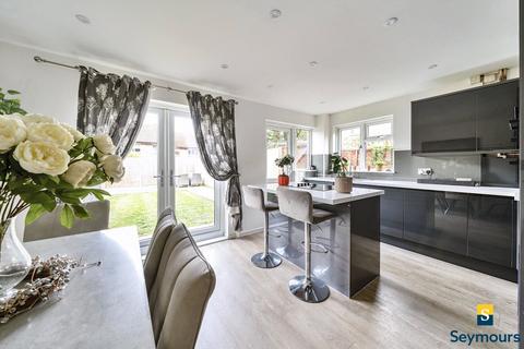 Fitzjohn Close, Surrey GU4 3 bed end of terrace house for sale