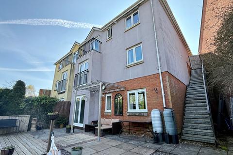 5 bedroom semi-detached house for sale
