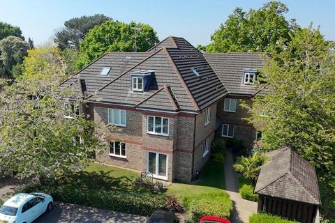 Woodgate Close, Cobham, Surrey, KT11 2 bed apartment for sale