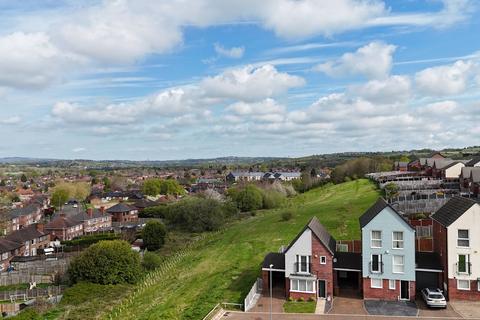 3 bedroom link detached house for sale