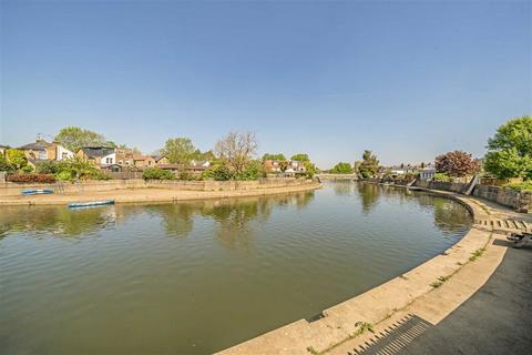 Summer Avenue, East Molesey KT8 3 bed semi
