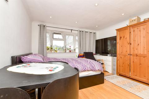Bracken Avenue, Shirley, Croydon, Surrey 2 bed flat for sale