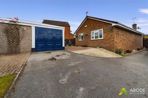 Cedar Close, Ashbourne DE6 2 bed detached bungalow for sale