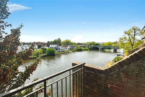 Colnebridge Close, Surrey TW18 4 bed house for sale