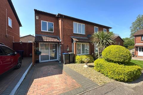 Probyn Close, Southfields... 3 bed semi