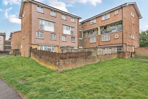 Medhurst Gardens, Gravesend DA12 3 bed flat for sale