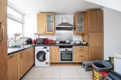 Chapman Street, Shadwell, London, E1 3 bed flat for sale