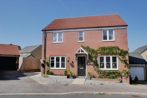 Henley Avenue, Calne 4 bed detached house for sale