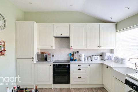 Grosvenor Court, London 2 bed maisonette for sale