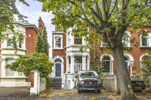 Avenue Crescent, Acton, London, W3 3 bed flat for sale