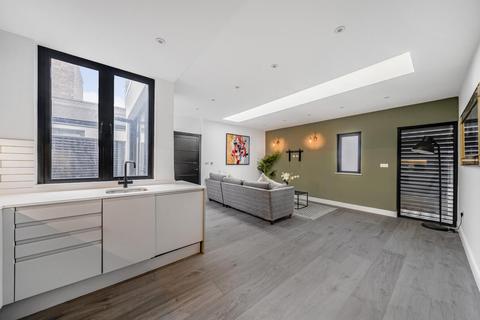 Trinity Road, Balham, London, SW17 2 bed flat for sale