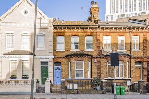 Queenstown Road, Battersea, London, SW8 3 bed flat for sale