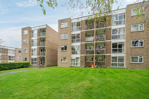 Foxgrove Road, Beckenham, Kent, BR3 2 bed flat for sale