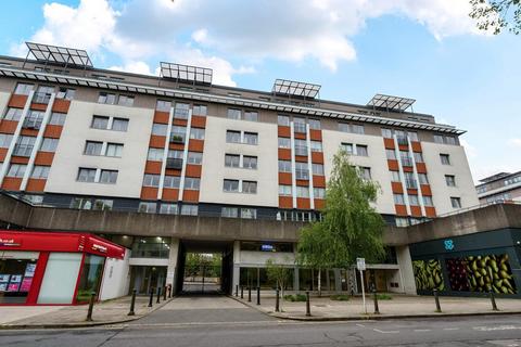 Albemarle Road, Beckenham, Kent, BR3 2 bed flat for sale