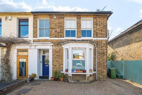 Park Road, Bromley, Kent, BR1 2 bed flat for sale
