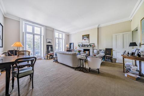 Royal Crescent, Holland Park, London... 2 bed flat for sale