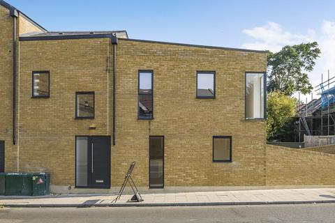 Newlands Park, Sydenham, London, SE26 2 bed end of terrace house for sale