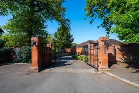 Warrens End, Row Town, Addlestone, KT15 4 bed semi