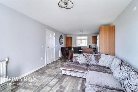 Royal Britannia Crescent, Great Yarmouth 3 bed terraced house for sale