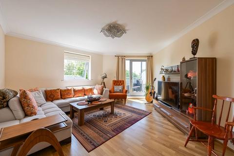 Millicent Grove, Palmers Green... 2 bed flat for sale