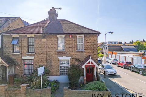 Hale End Road, London, Greater... 2 bed semi