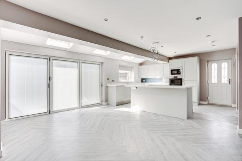 Mountbatten Crescent, West Yorkshire WF1 3 bed semi