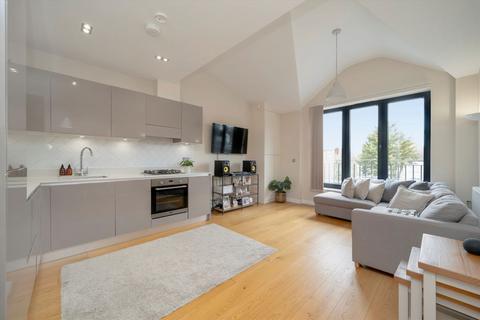 Parkhurst Road, London N11 2 bed flat for sale