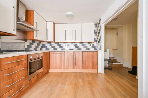 Blackstock Road, Finsbury Park... 3 bed flat for sale