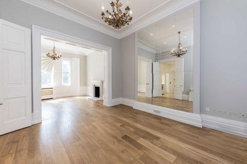 Cadogan Gardens, London SW3 3 bed flat for sale