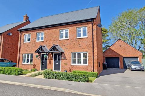 Trenchard Circle, Upper Heyford... 3 bed semi
