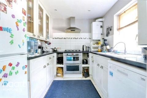 Heybridge Court, Romford, RM7 9QE 2 bed apartment for sale
