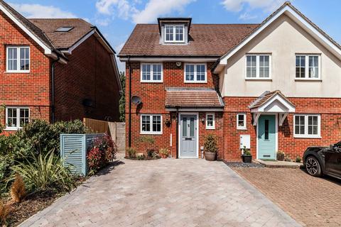 Little Stanford Close, Lingfield RH7 3 bed semi