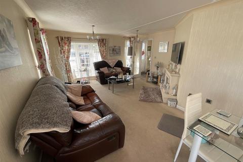 Elm Way, Hayes Country Park... 2 bed mobile home for sale